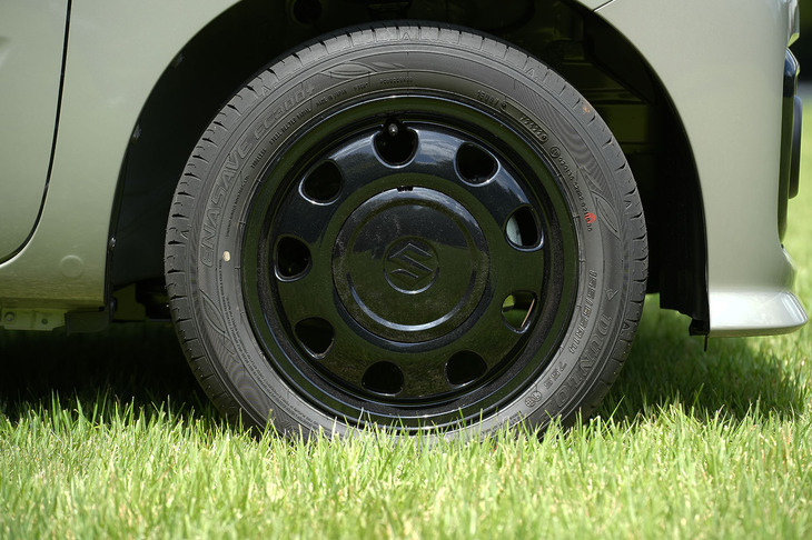 ホイールもブラックにペイント。ライトトラック用ではなく、乗用車用タイヤを履く。撮影車は「ダンロップ・エナセーブEC300＋」だった。