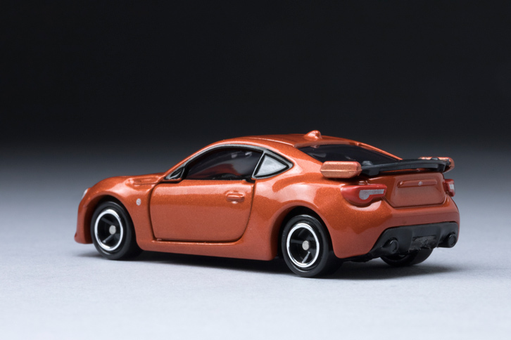 今回のモデルは、2016年8月20日に発売されたトミカの「トヨタ86」。オレンジのボディーカラーは“初回特別仕様”の証しで、通常のモデルでは、ボディーは白となっている。（写真＝郡大二郎）