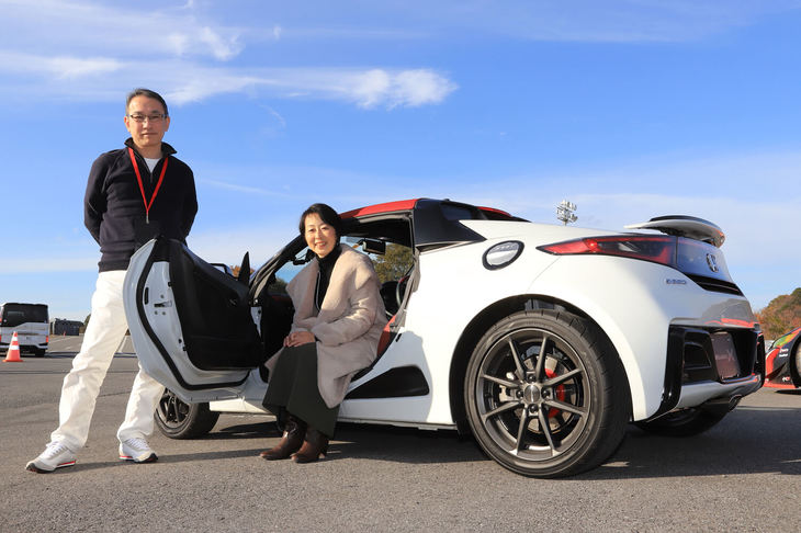 ご夫婦で参加された高山一樹さんがクルマを選ぶ基準は、「乗って楽しいこと」。現在の愛車は「アウディS3」だ。今回のイベントでは久々のMT運転を楽しんだそう。試乗後の感想を聞いたところ、「モデューロX」の気に入った点として、足まわりの路面追従性とブレーキ性能を挙げた。「標準車よりもより楽しく仕上がっているように感じた」という。小さいクルマ好きで走りにも引かれるが、夫婦そろってロングドライブに出かけることも多いので、「S660だとサイズ的に厳しいのが残念」とのことだった。