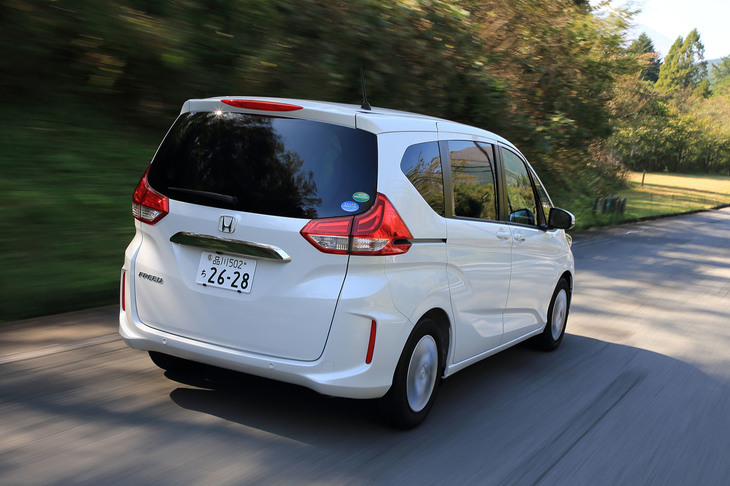 標準車のボディーカラーは全9色。テスト車には、有償色の「プラチナホワイト・パール」が採用されていた。