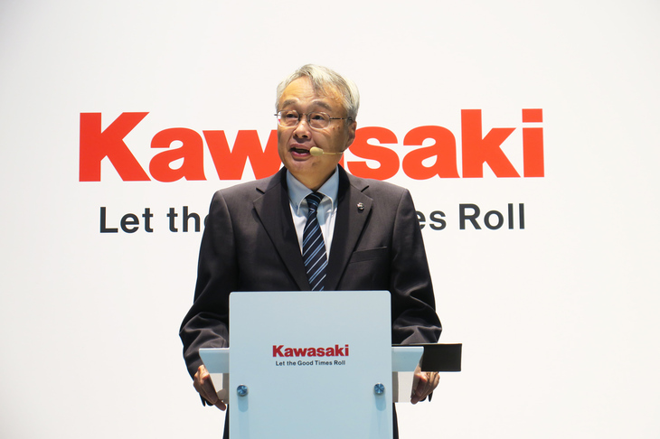 新しい企業ロゴを背に、あいさつに立つ伊藤 浩社長。