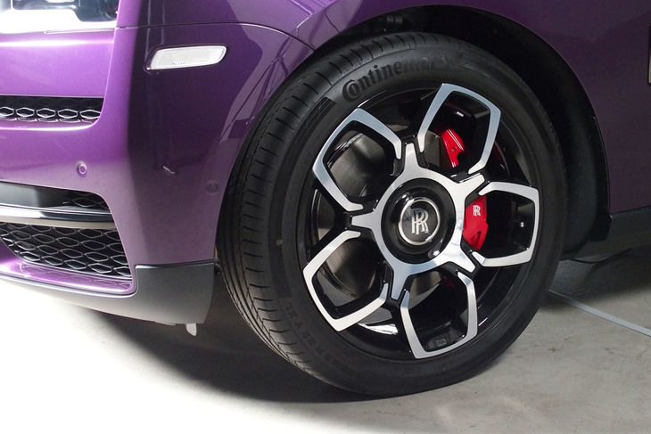 「カリナン ブラックバッジ」専用デザインの22インチ鍛造アロイホイールを採用。