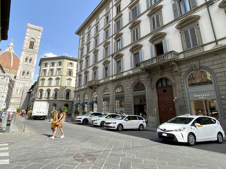 フィレンツェ旧市街にて2021年7月撮影。左から「フォルクスワーゲン・ティグアン」「日産リーフ」「シュコダ・オクタヴィア ワゴン」、そして「トヨタ・プリウス＋（日本名：プリウスα）」。
