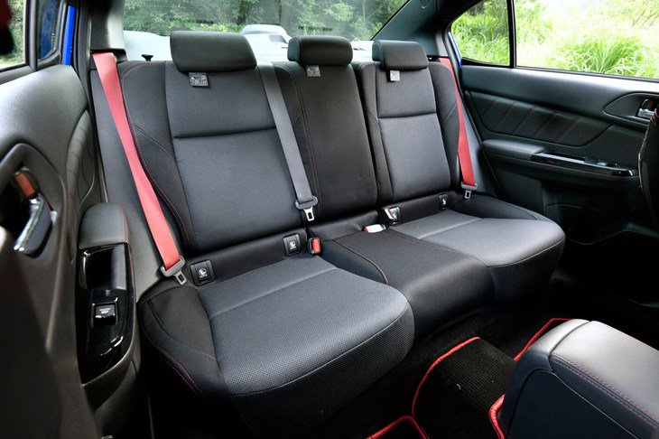 スバルWRX STIタイプRA-R（リアシート）
