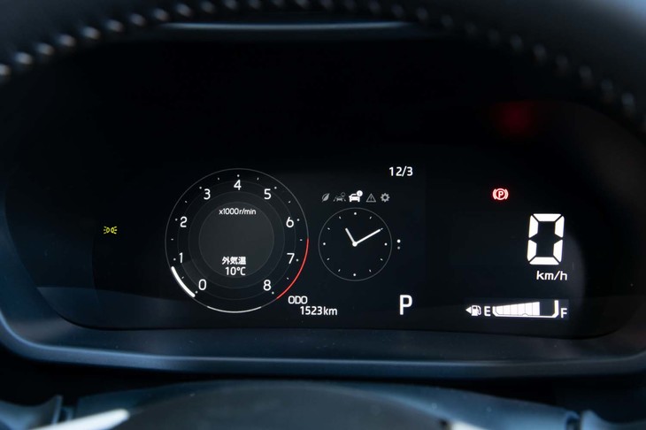 メーターパネルにアナログ時計を表示したところ。上の写真ではデジタル時計だった部分が日付表示に変わっているところが親切だ。