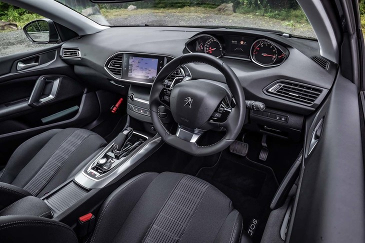 「i-Cockpit」と呼ばれるプジョー独自の運転席まわり。楕円（だえん）形の小径ステアリングホイールを抱えるようにして握り、その上からメーターを眺めるという感覚は独特である。