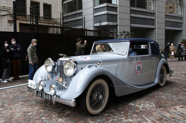 ギャラリーに見送られる1948年「ジャガー・マークIV 3-1/2リッター DHC」。堂々とした姿の戦前生まれのモデルだ。