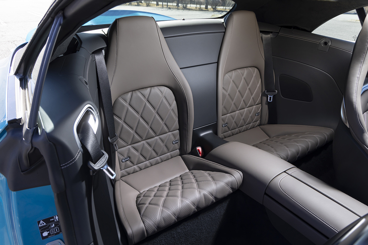 あくまで補助的ながらリアシートも備わっている。身長は150cmまでに制限されている。