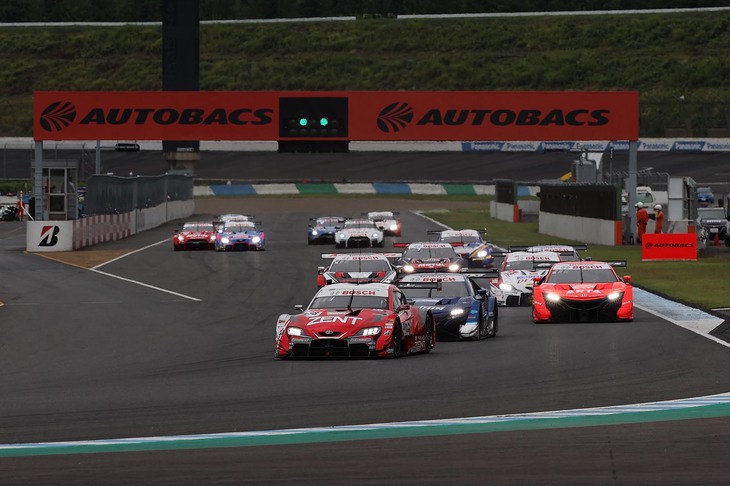 GT500クラスのスタートシーン。もてぎがホームグラウンドとなるホンダ勢は4台がトップ10に入った。