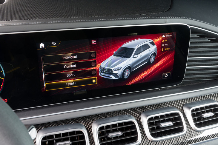 ドライブモード切り替え機構「AMGダイナミックセレクト」の操作画面。専用設定の「レース」を含め、「GLE63 S」には実に8種類ものモードが用意される。