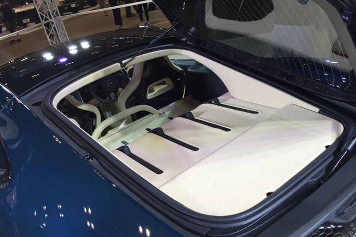 「マクラーレン570GT」のシートの背後に用意された「ツーリングデッキ」。