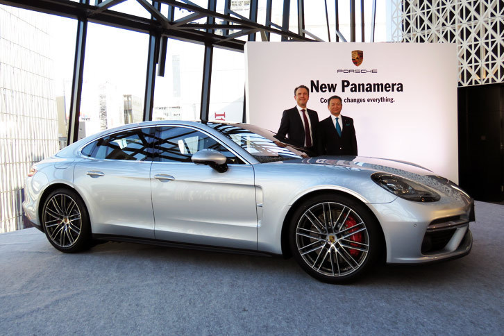 新型「ポルシェ・パナメーラ ターボ」と、ポルシェ ジャパンの七五三木（しめぎ）敏幸社長（右）、ポルシェAG パナメーラ プロダクトライン セールス＆マーケティングダイレクターのステファン・ウチ氏（左）。