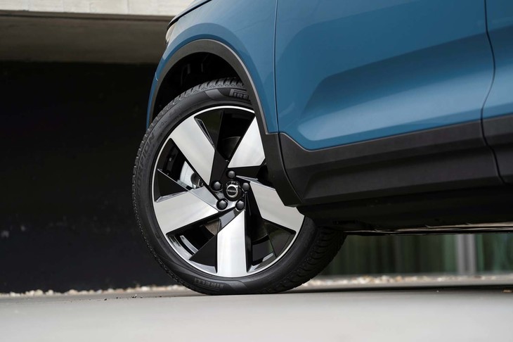 特徴的な意匠のアルミホイール。2018年に発表されたコンセプトカー「360c」のものが元になっている。