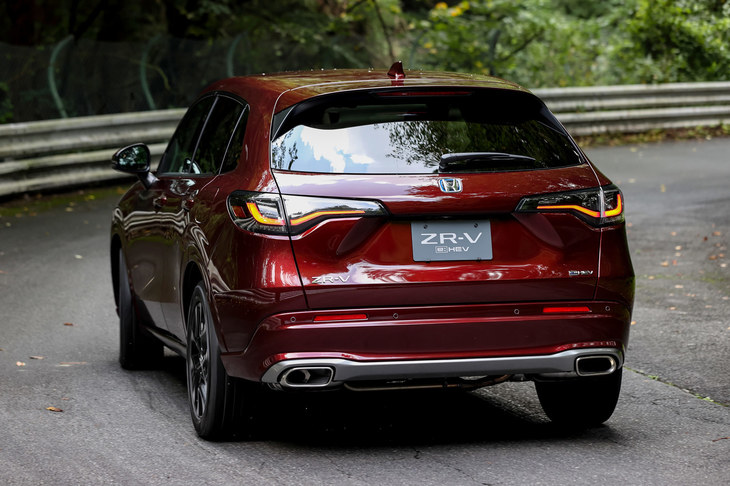 一般的なFFベースの4WDシステムとは異なり、「ZR-V」の4WDシステムは高速走行時にもしっかりとリアに駆動力を伝達。コーナリング時にもリアの駆動力配分を増やすなど、“走り”も重視したシステムとなっている。