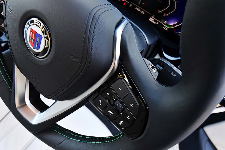 ステアリングホイールのスポーク裏面には、シフトパドルならぬアルピナ独自のシフトボタンが配置される。