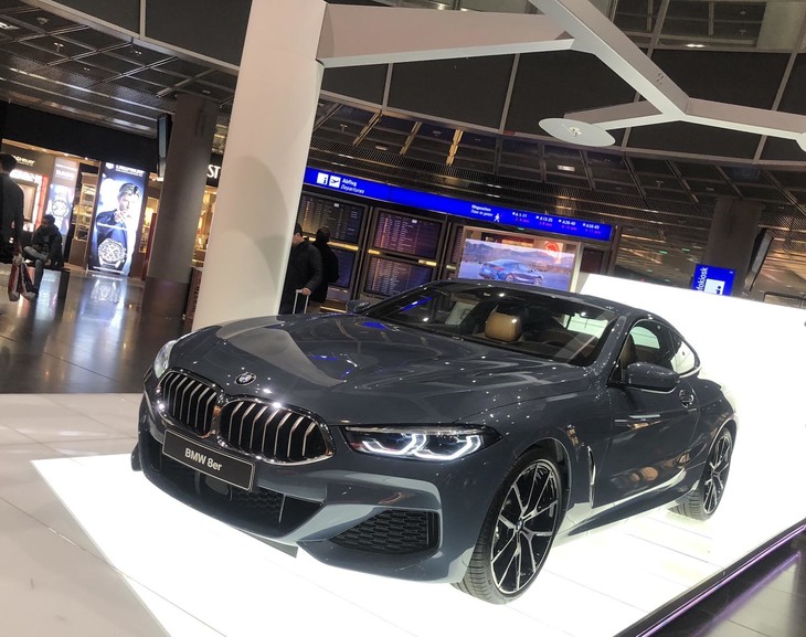 「BMW 8シリーズ」。2019年1月、フランクフルト空港にて。