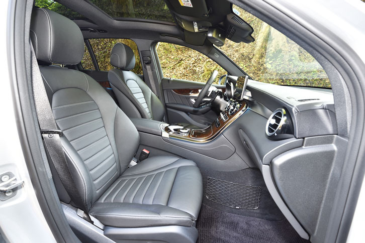 シートは本革が標準。