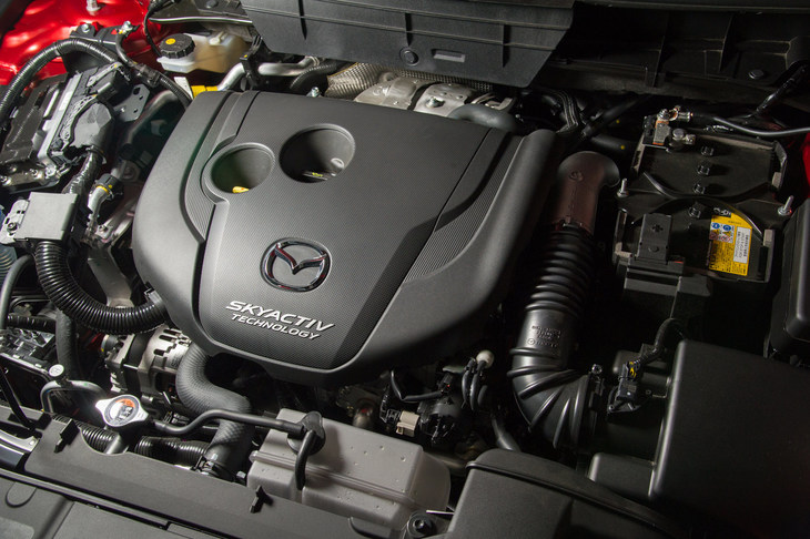 少量の燃料を多段かつ高圧で微細噴霧化して噴射、燃焼させる、“急速多段燃焼”が取り入れられた2.2リッターディーゼルエンジン。高い燃焼効率を実現するとともに、静粛性も改善している。