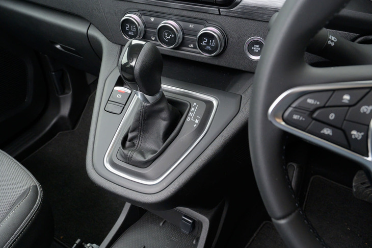 日本仕様のトランスミッションはデュアルクラッチ式ATの「EDC」のみ。6段だった先代に対し、新型は7段に多段化されている。