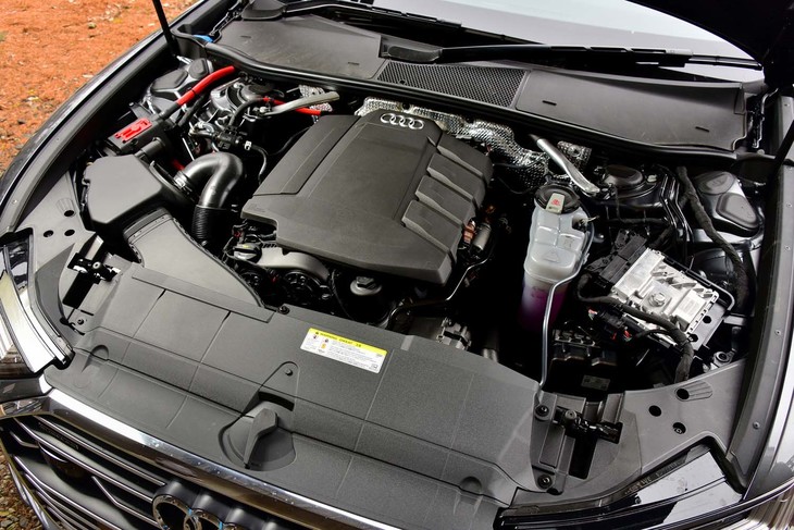 搭載される2リッター直4ターボエンジンは最高出力245PSと最大トルク370N・mを発生。パワフルさに加えて、静かなことも印象的だった。