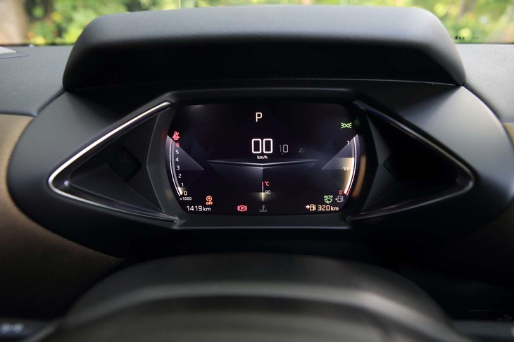 メーターパネルはスクエアな形状の液晶タイプ。グラフィックは1920年代にフランスで流行したアールデコ様式を現代的に解釈したものだという。