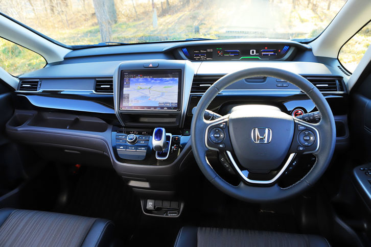 インパネにピアノブラックのパネルを装着することで、上質感を高めている。