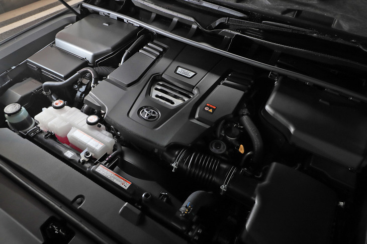 ディーゼルエンジンはVバンクの谷間にターボを搭載する“ホットV”と呼ばれるレイアウトを採用。素早くトルクが立ち上がるレスポンスのよさを実現した。（写真：荒川正幸）