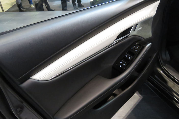 マツダ3セダン（フロントドアパネル）