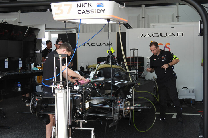 サイン会の裏では、各チーム、マシンの最終調整に余念がない。写真は去年の年間ランキング2位、ニック・キャシディ選手のマシン。