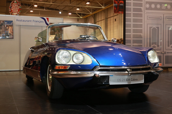 世界で初めてステアリング連動式ヘッドライトを搭載した「シトロエンDS」。