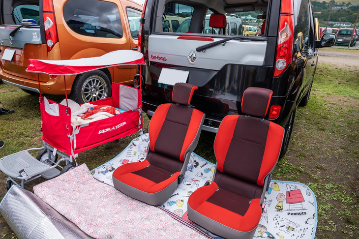 「カングー ビボップ」のリアシートは、独立式で取り外し可能な2座タイプ。リアハッチを開ければ車体後方からも乗り降りができる。