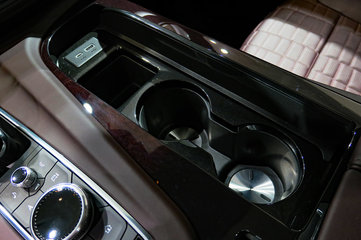 キャデラック・エスカレード スポーツ（ドリンクホルダー）