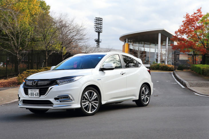 会場ではモデューロ用品装着車の試乗も可能。「ヴェゼル ハイブリッド」はメッキパーツやリップスポイラー、専用デザインの18インチアルミホイールなどで、よりメリハリの効いたシャープなスタイルに。乗り心地と操縦性を両立させた専用サスペンションキットも設定されている。