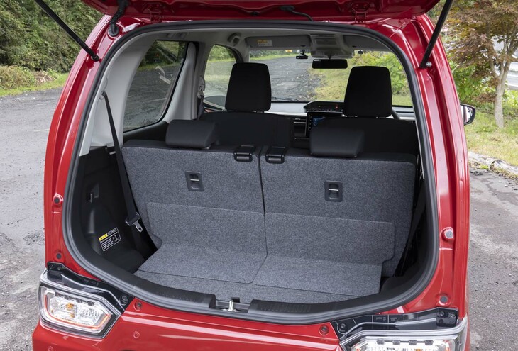 リアシートを一番後ろに下げて荷室側から見る。座面と違って背もたれは左右個別に調整できる。