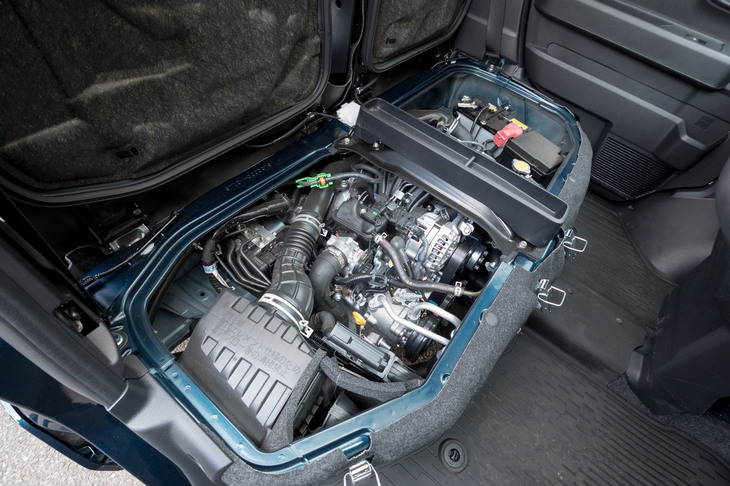 前席の直下に搭載される0.66リッター3気筒ターボエンジン。64PS/5700rpmの最高出力や91N・m/2800rpmの最大トルクは、発生回転数を含めて従来モデルと同じだ。