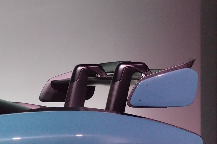 「アクティブウイング」は可動式。ハードブレーキングの際は、空気抵抗を増大させるよう、ブレード面が垂直方向に立ち上がる。