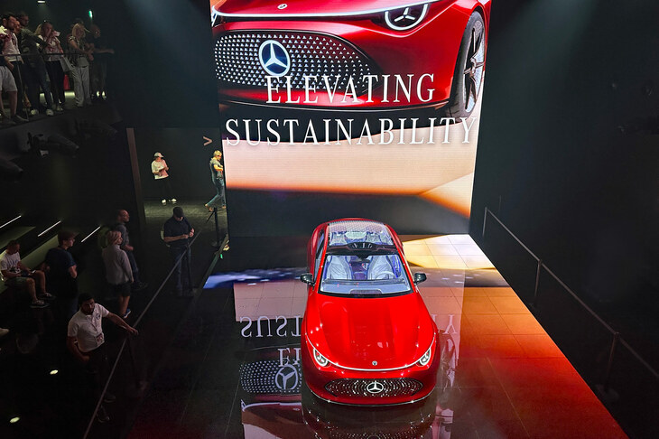 「IAAモビリティー・ミュンヘン」の一般会場にて。メルセデス・ベンツは市内のアポテーケンホフにパビリオンを構えた。今回のスターは「コンセプトCLAクラス」。生産型は同社の新しいモジュラーアーキテクチャー「MMA」を採用する初のモデルとなる。