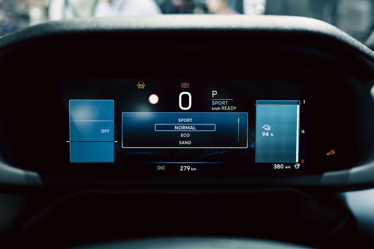 ジープ・アベンジャー アルティテュード（メーターパネル）