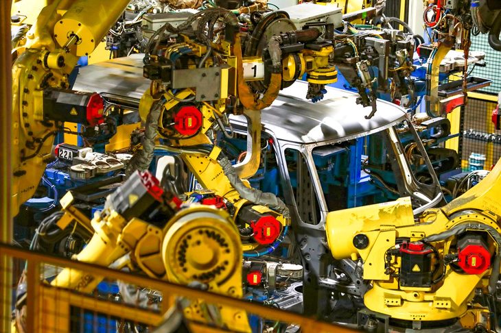 モノコックが出来上がったら外装パネルを溶接。「N-BOX」「N-VAN」では、ルーフにレーザー溶接が用いられている。