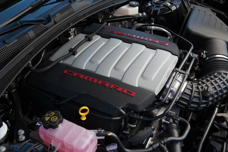 排気量6168ccのV型8気筒OHVエンジン「LT1」は、453PSの最高出力と617N・mの最大トルクを発生。燃料の筒内直接噴射機構や気筒休止機構なども備わっており、低負荷での巡航時には、意外な好燃費をマークする。