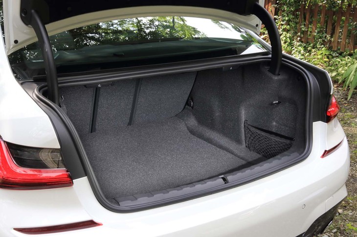 荷室の容量は480リッター。オートマチックトランクリッドオペレーション（電動オープン／クローズ）は、コンフォートパッケージに含まれるオプション。