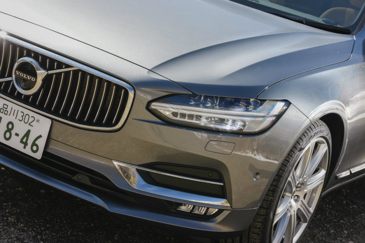 試乗したのは2リッター直4“ツインチャージャー”エンジンを搭載する上級グレード「T6 AWDインスクリプション」。車両価格は799万円。