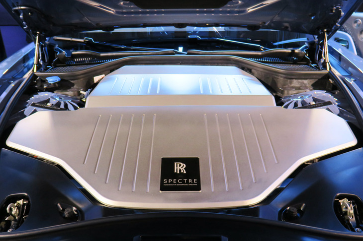 ロールス・ロイス・スペクター プロフェシー（ボンネット下の様子）