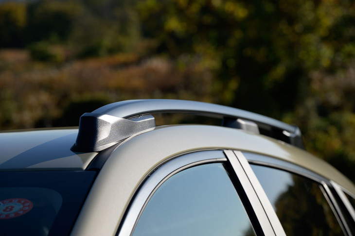 「ツーリング」ベース車でも装備が格上げされているため、「リミテッド」ベース車との違いは軽微。シート表皮の違いに加え、後者にはアルミパッド付きペダルとLEDリアゲートランプ、自動防眩（ぼうげん）ルームミラーが付く程度だ。特別装備のルーフレールの色は、前者がブラック（写真）、後者がダークグレーとなる。