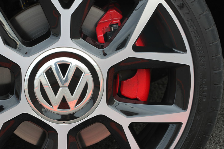 ホイールの隙間からのぞく赤いブレーキキャリパー。「GTI」には「up!」のラインナップで初めて15インチのディスクブレーキが装備された。