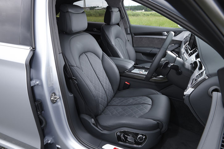 「コンフォートスポーツシート」と名付けられた前席。シートヒーターやベンチレーション機能、マッサージ機能が備わる。
