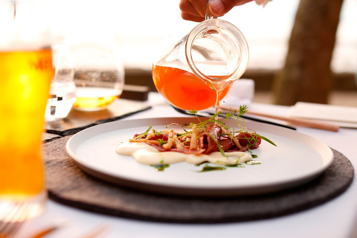 ホールを担当するのは、普段は地元のホテルで働く人たち。彼らはボランティアで参加している。