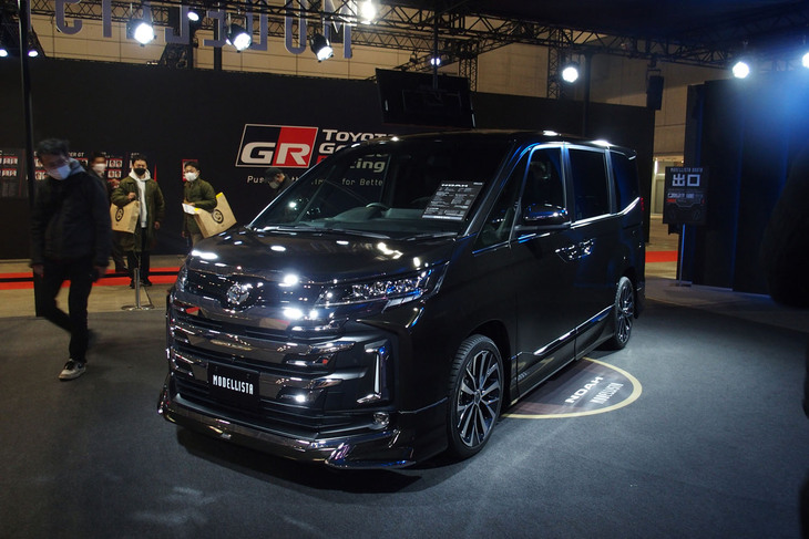 モデリスタブースにディスプレイされていた新型「トヨタ・ノア」。「モデリスタエアロパーツセット」や「クールシャインキット」、「18インチアルミホイール＆タイヤセット モデリスタWingDancer X VII」などが装着されていた。