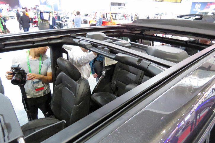 ジープ・ラングラー アンリミテッド サハラ（ルーフ）