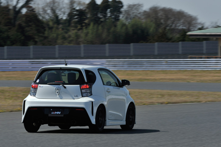 パワーユニットには遠心式スーパーチャージャーを搭載した1.3リッター直4エンジンを採用。最高出力122ps、最大トルク17.7kgmを発生する。